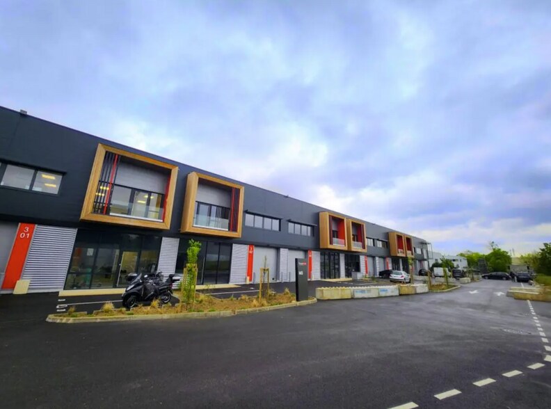 27 Avenue Du Gros Chene, Éragny for lease - Building Photo - Image 3 of 8