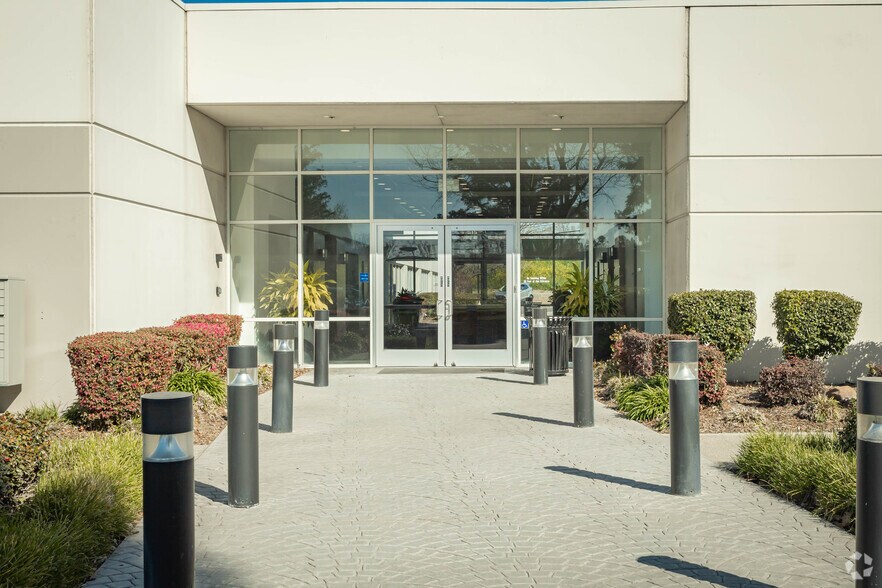 4630 Northgate Blvd, Sacramento, CA à louer - Photo du bâtiment - Image 3 de 13