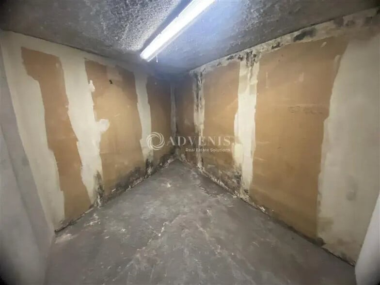 Flex in Maisons-Alfort for lease - Interior Photo - Image 3 of 6