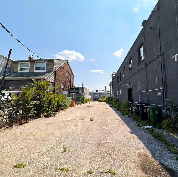 2451 St Clair Av W, Toronto, ON à vendre - Photo du bâtiment - Image 3 de 7