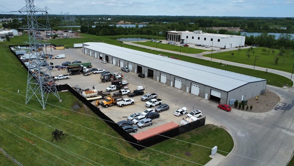 5421 NW Beaver Dr, Johnston, IA à louer - Photo du bâtiment - Image 3 de 6