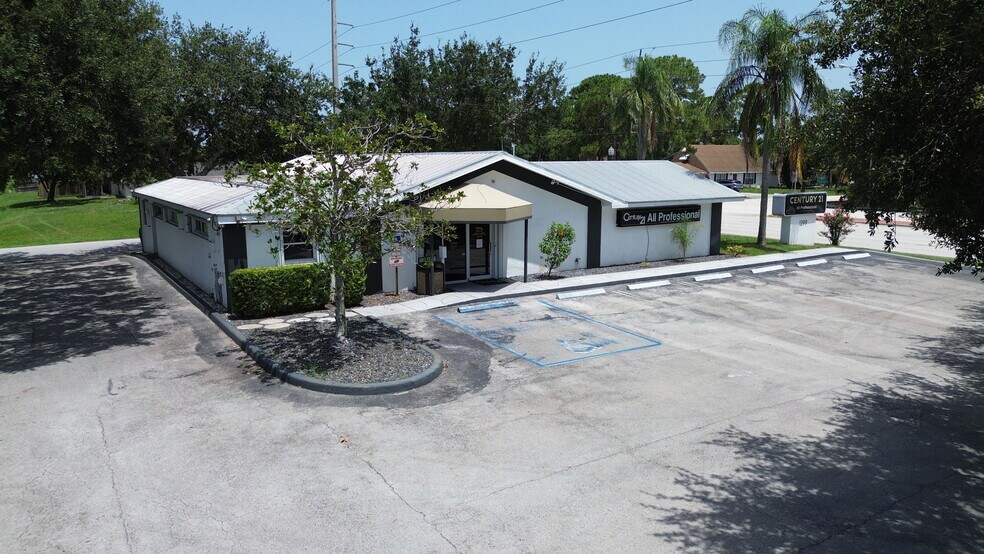 1399 SE Port St Lucie Blvd, Port Saint Lucie, FL à louer - Photo du bâtiment - Image 1 de 34