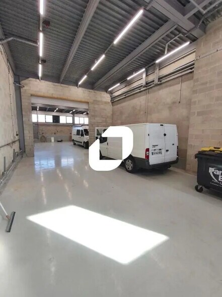 Flex in Bry-sur-Marne for lease - Interior Photo - Image 3 of 9