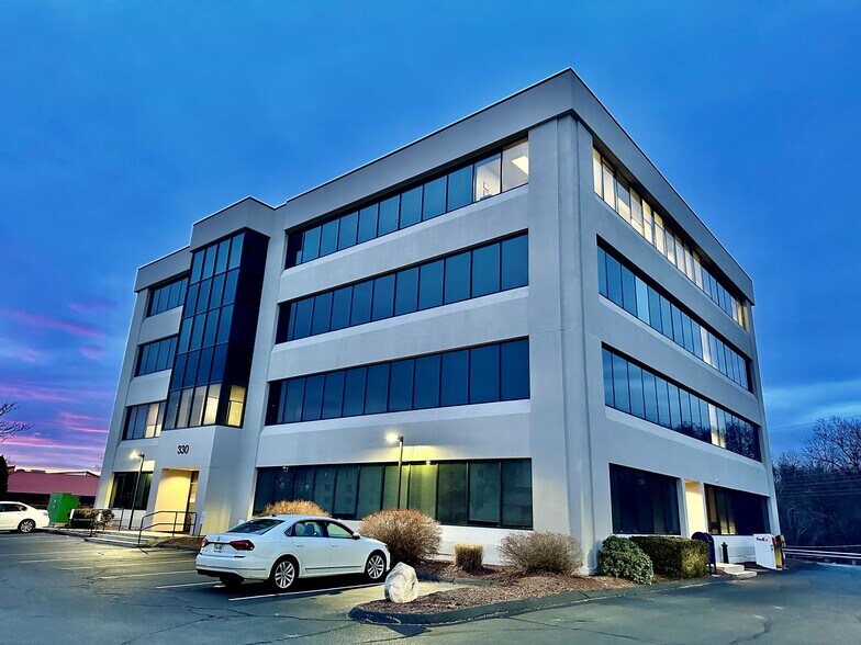 330 Roberts St, East Hartford, CT à louer - Photo du bâtiment - Image 1 de 8