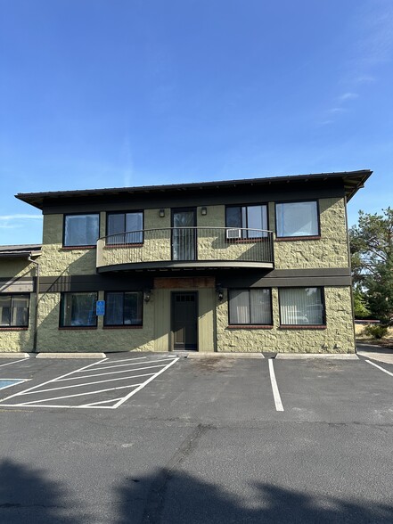 930 SE Textron Dr, Bend, OR for lease - Building Photo - Image 2 of 5