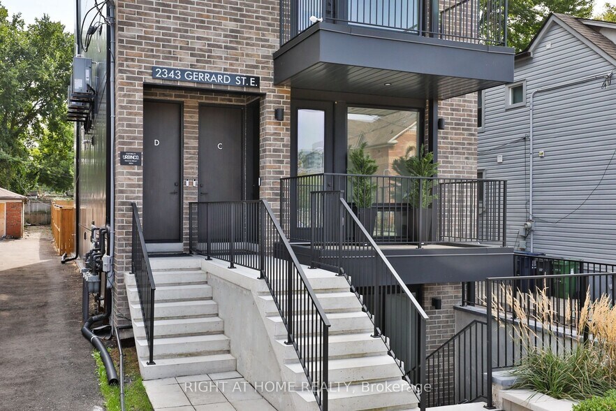 2343 Gerrard St E, Toronto, ON à vendre - Photo du bâtiment - Image 3 de 22