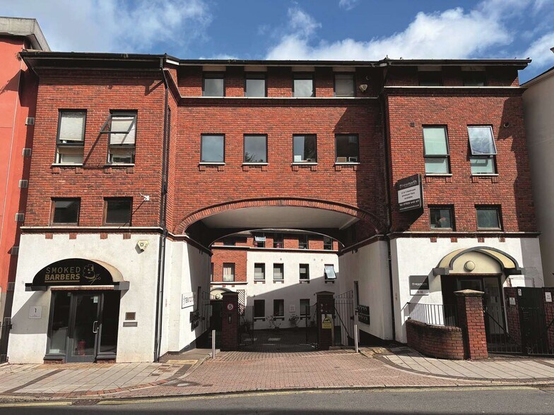 Student Accommodation portefeuille de 2 propriétés à vendre sur LoopNet.ca - Photo du bâtiment - Image 2 de 7