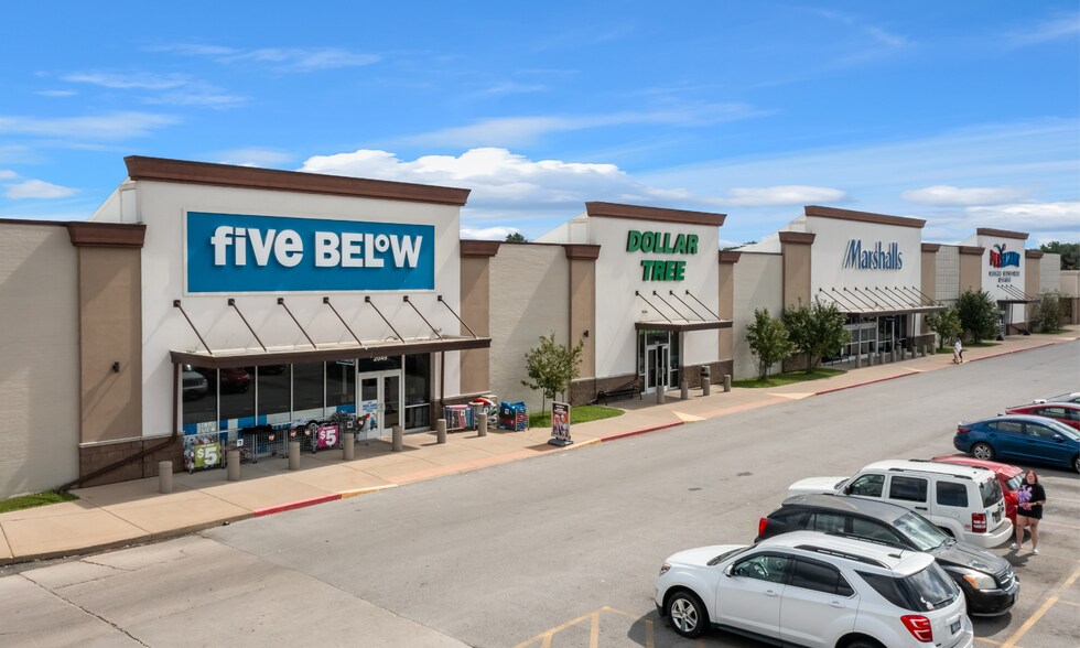 1995-2107 National Blvd., Galesburg, IL for sale - Building Photo - Image 2 of 4