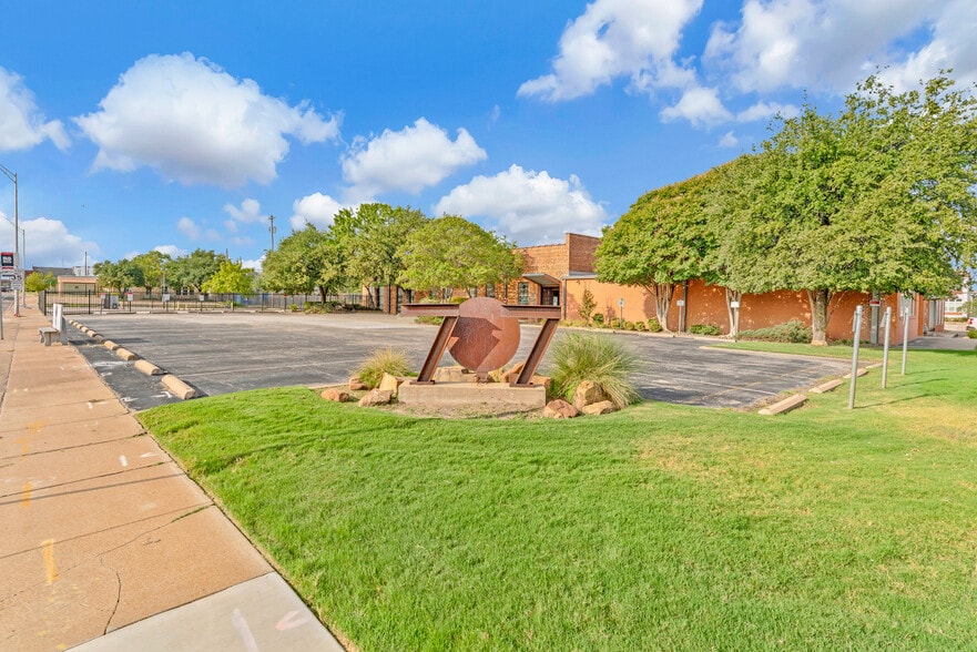 707 W Vickery Blvd, Fort Worth, TX for lease - Primary Photo - Image 1 of 14