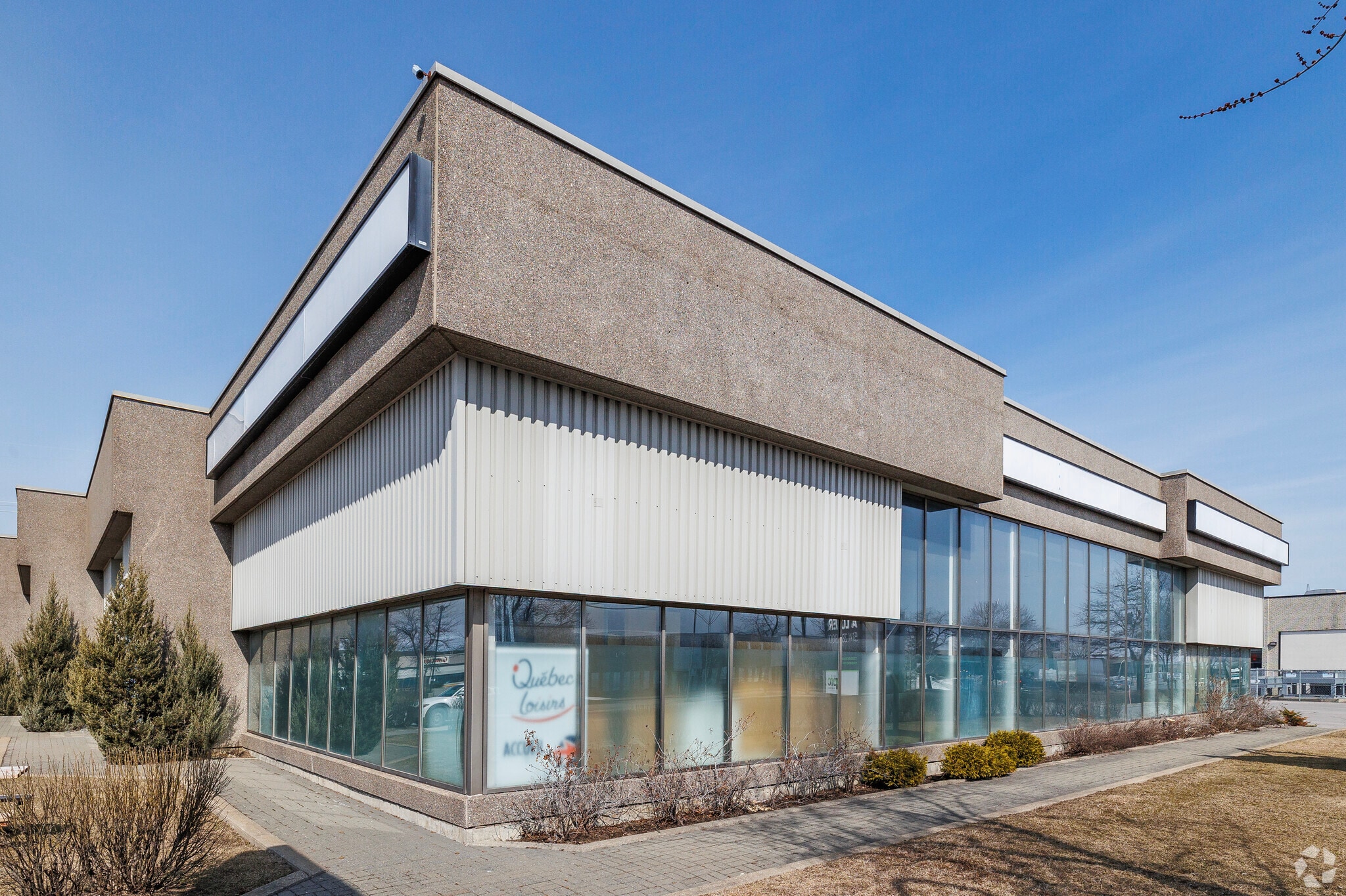 6325-6475 Boul des Grandes-Prairies, Montréal, QC à louer Photo du bâtiment- Image 1 de 21