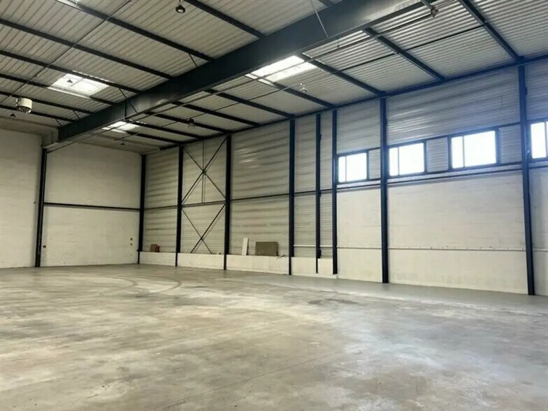 Flex in Villeneuve-la-Garenne for lease - Interior Photo - Image 1 of 3