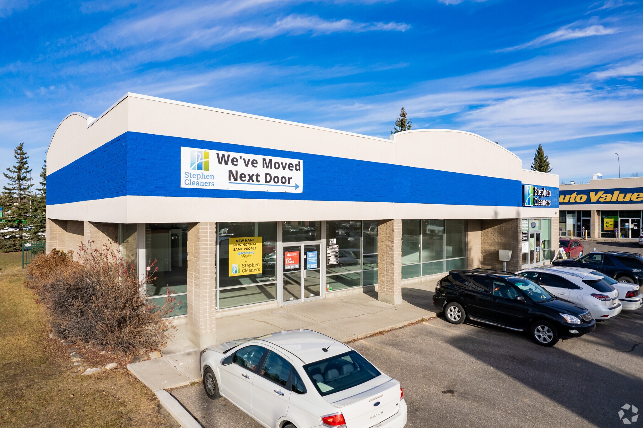 240 Crowfoot Cres NW, Calgary, AB à vendre Photo du bâtiment- Image 1 de 1