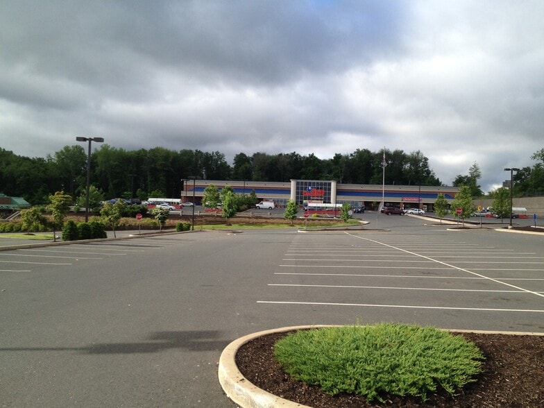 645 Poquonock Ave, Windsor, CT for lease - Building Photo - Image 2 of 12