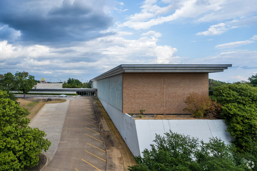 6421 Camp Bowie Blvd, Fort Worth, TX for lease - Building Photo - Image 3 of 8