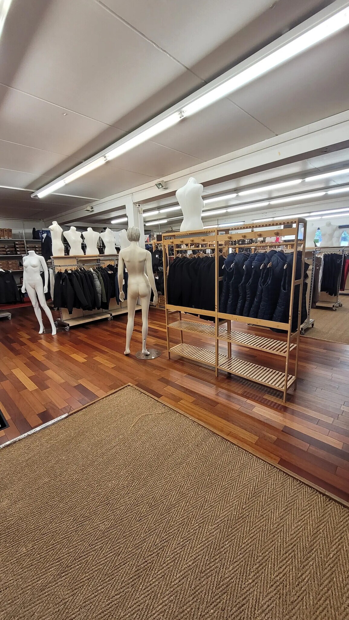 Retail in CHAMPAGNE-AU-MONT-D'OR for lease Interior Photo- Image 1 of 3