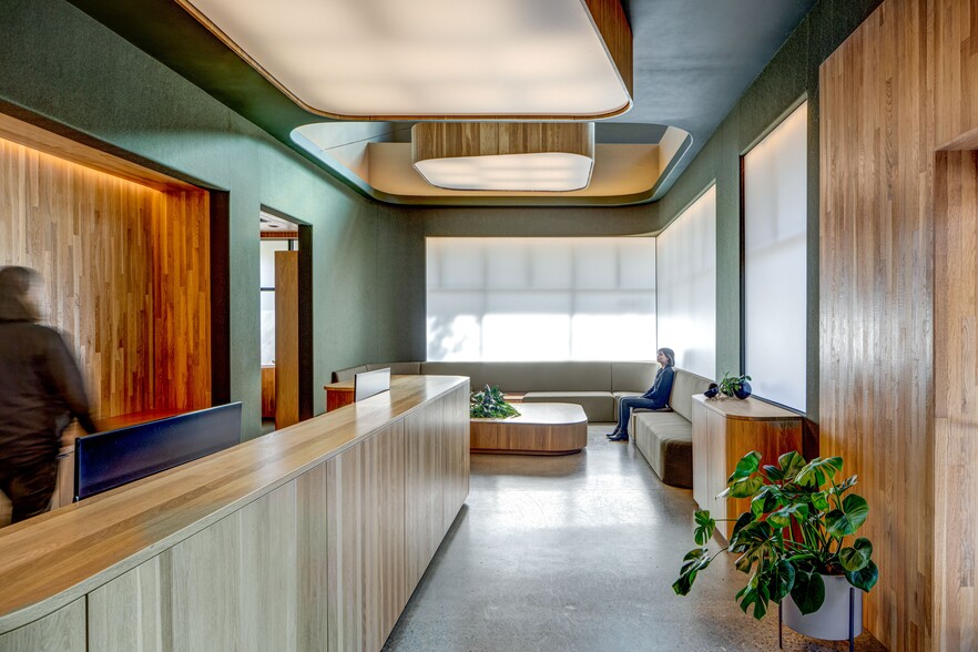 17449 SW Boones Ferry Rd, Lake Oswego, OR à vendre - Hall d’entrée - Image 3 de 15