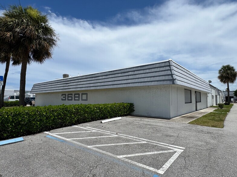 3680 Investment Ln, Riviera Beach, FL à vendre - Photo du bâtiment - Image 3 de 18