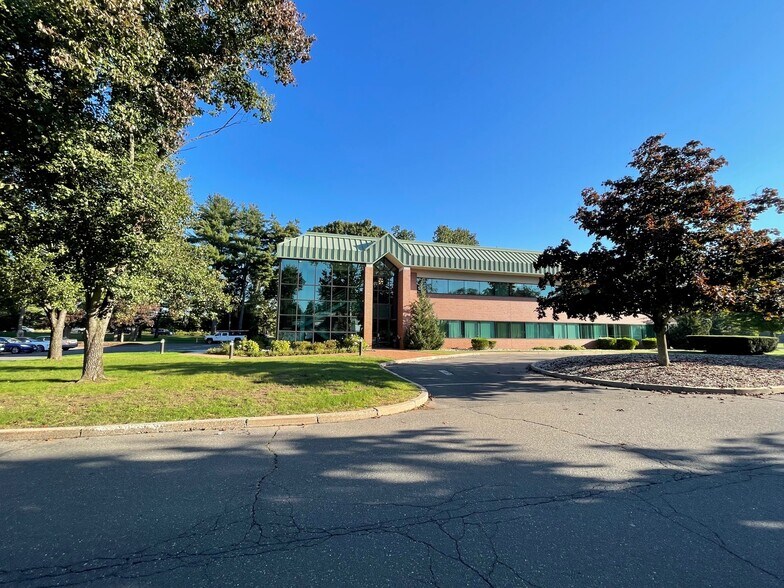 2 Bridgewater Rd, Farmington, CT à louer - Photo du bâtiment - Image 2 de 8