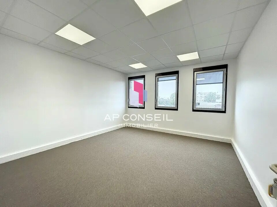 Bureau dans Montigny-le-Bretonneux à vendre Photo intérieure- Image 1 de 3