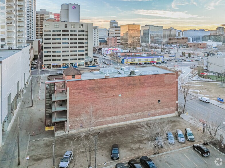 10229 105th St NW, Edmonton, AB à vendre - Aérien - Image 3 de 6