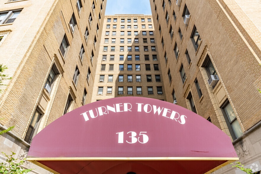 135 Eastern Pkwy, Brooklyn, NY for lease - Building Photo - Image 2 of 21