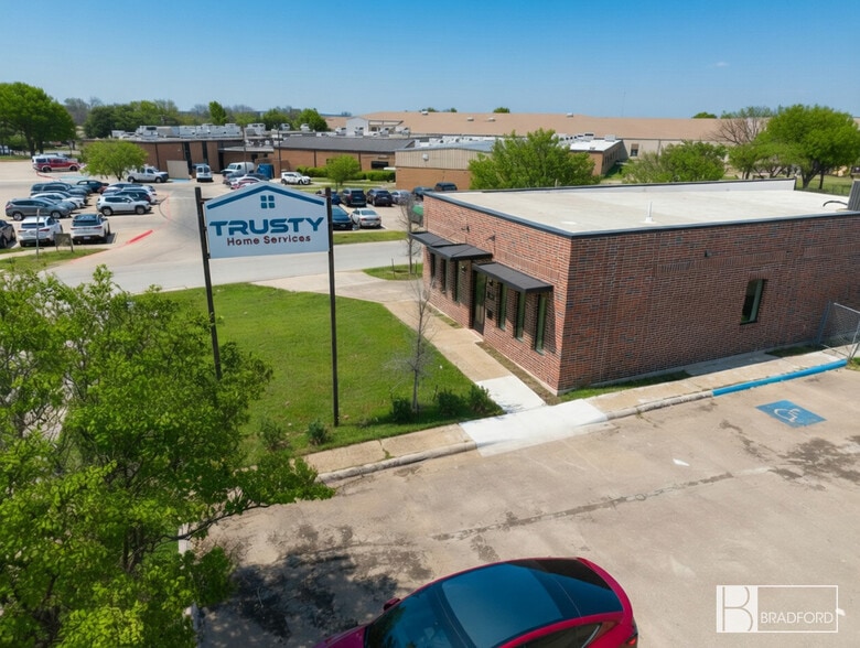 300 Fox Ave, Lewisville, TX à vendre - Photo du bâtiment - Image 2 de 6