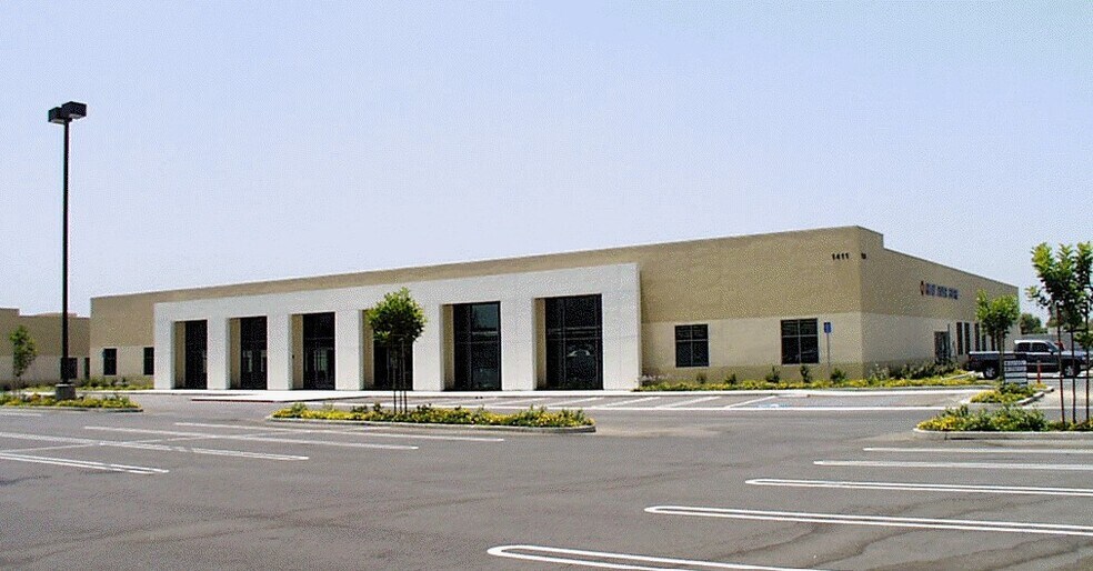 1411 N Grand Ave, Covina, CA à louer - Photo du bâtiment - Image 2 de 4