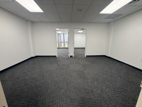 7506-7560 NW 70th St, Miami, FL à louer Photo intérieure- Image 1 de 21
