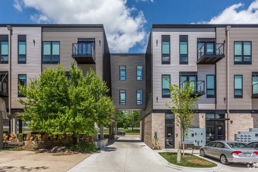 200 W 1st St, Cedar Falls, IA à louer - Photo du bâtiment - Image 3 de 24