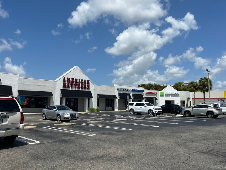 1338 Del Prado Blvd S, Cape Coral, FL à louer - Photo du bâtiment - Image 2 de 8