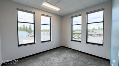 51601 Bluewood Ave, La Pine, OR for lease Interior Photo- Image 2 of 5
