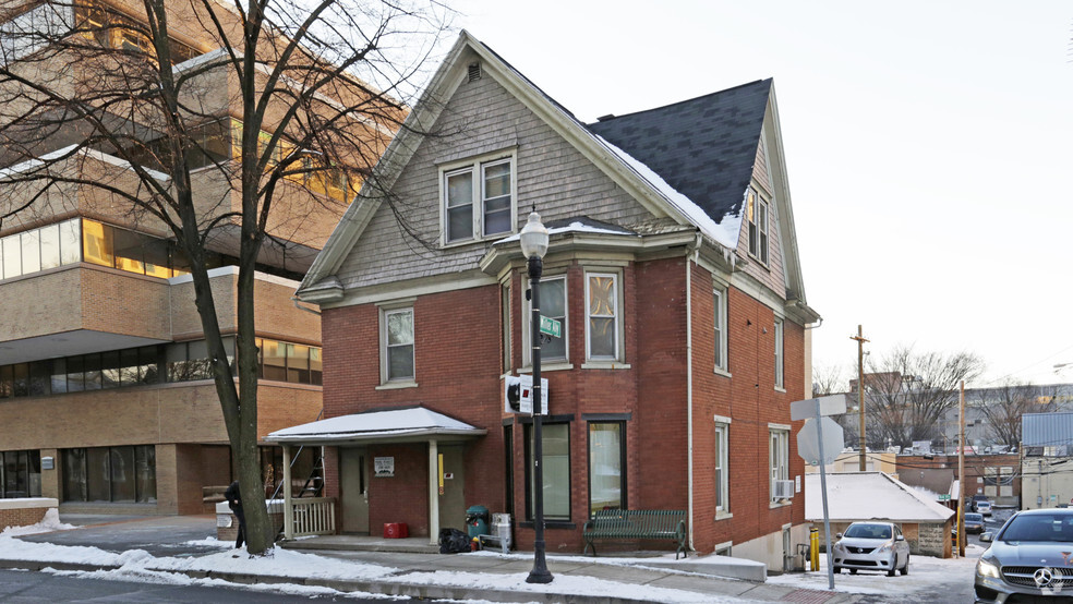 225 W Beaver Ave, State College, PA à vendre - Photo principale - Image 1 de 1