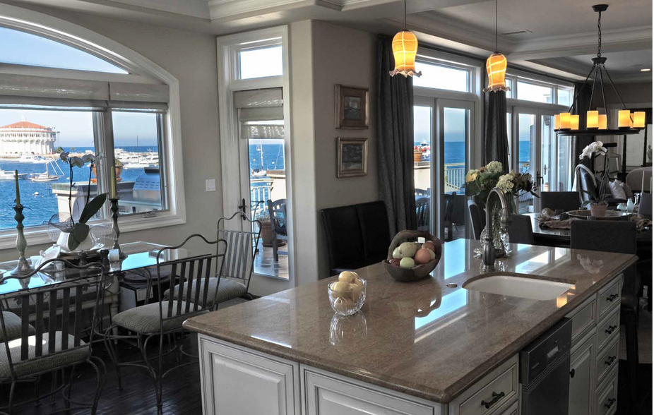 107 Pebbly Beach Rd, Avalon, CA for sale - Interior Photo - Image 2 of 10