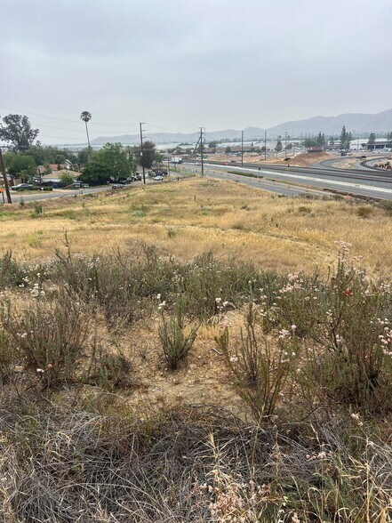 Felspar St, Jurupa Valley, CA à vendre - Photo du bâtiment - Image 3 de 13