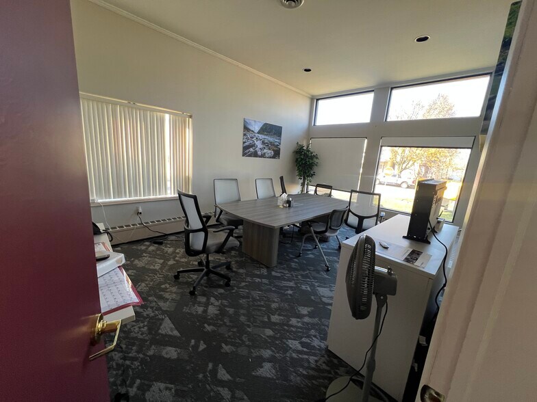 170 East Ave, Lockport, NY à vendre - Photo du bâtiment - Image 2 de 19