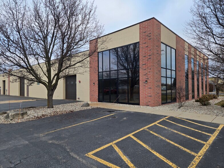 W146N5741 Enterprise Ave, Menomonee Falls, WI à louer - Photo du bâtiment - Image 2 de 17
