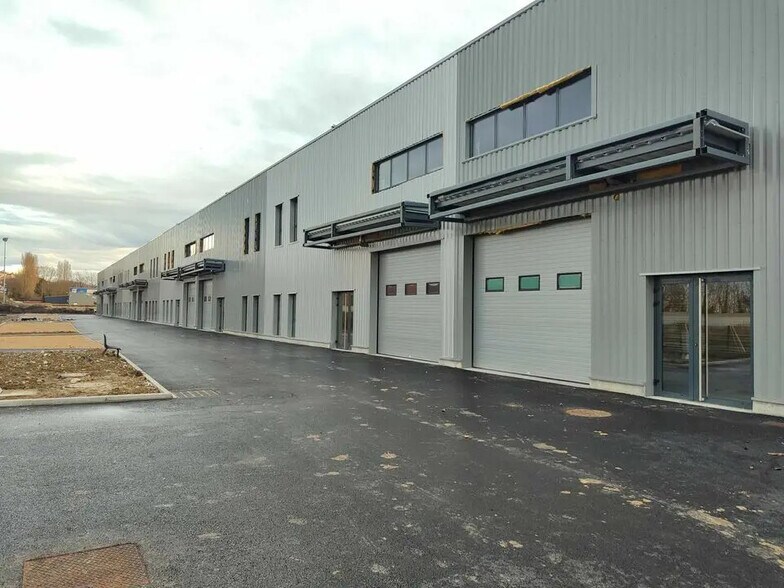 Flex dans Bourgoin-Jallieu à louer - Photo du bâtiment - Image 2 de 9