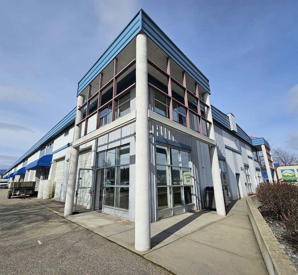 2550 Acland Rd, Kelowna, BC à louer Photo du bâtiment- Image 1 de 2