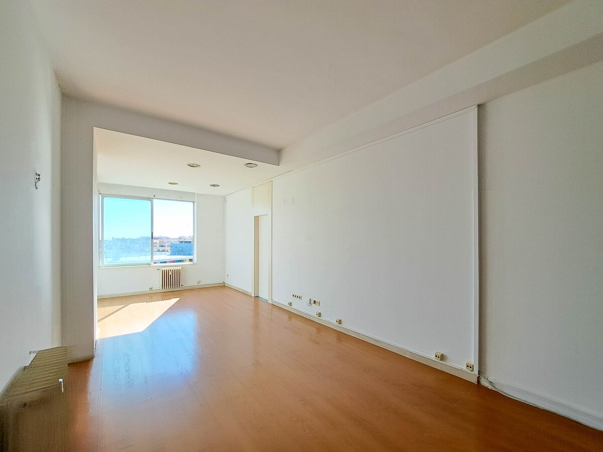 Madrid, MAD 28037 - Unit 5 -  - Interior Photo - Image 2 of 10