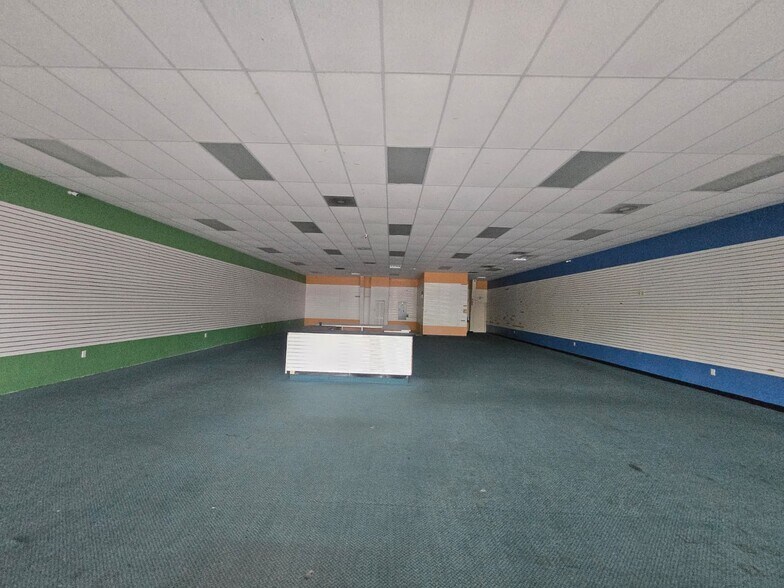 3942 Tyrone Blvd N, Saint Petersburg, FL à louer - Photo du bâtiment - Image 2 de 10