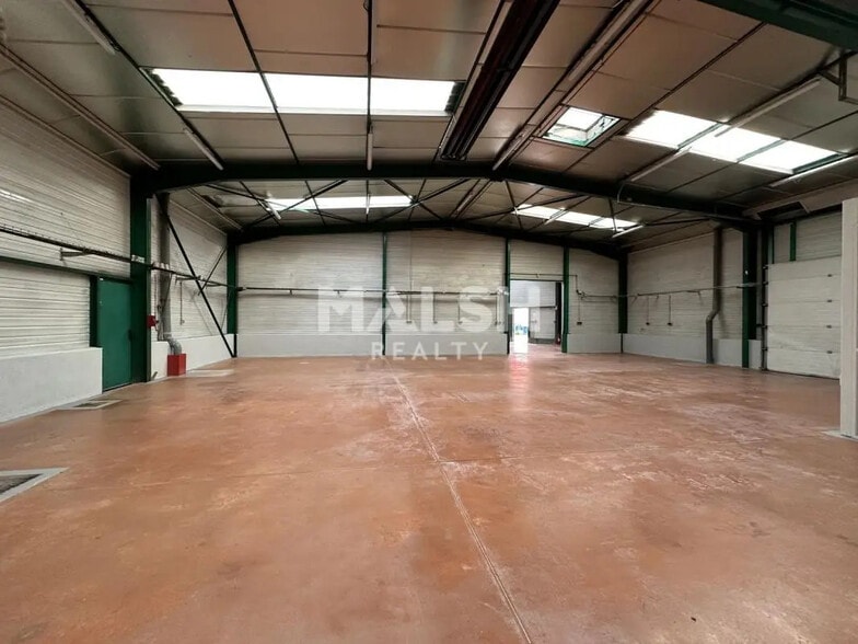 Office in Arnas for lease - Interior Photo - Image 2 of 8