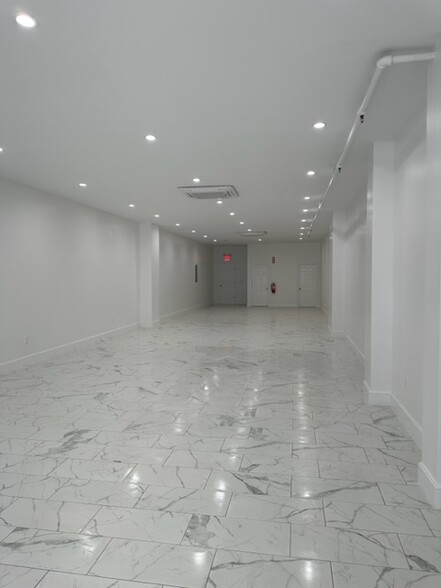 21609 Jamaica Ave, Queens Village, NY for lease - Interior Photo - Image 3 of 6