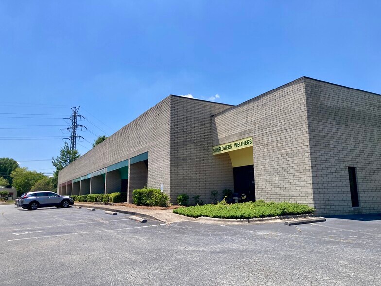 200 Pomona Dr, Greensboro, NC à louer - Photo du bâtiment - Image 3 de 6