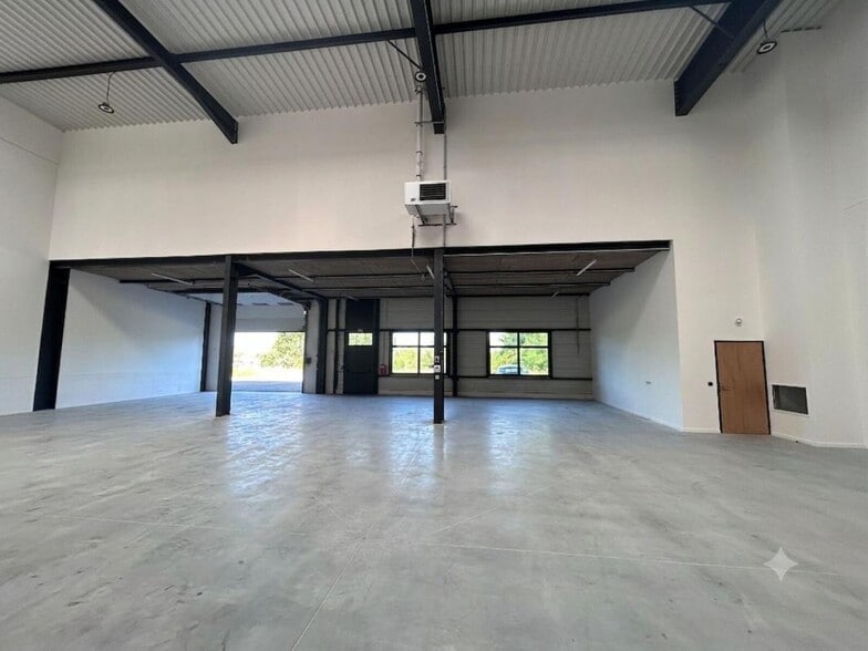 25 Route De Lyon, Saint-Priest for lease - Building Photo - Image 2 of 10