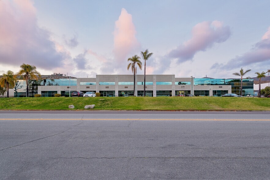 1790 La Costa Meadows Dr, San Marcos, CA à louer - Photo du bâtiment - Image 1 de 2