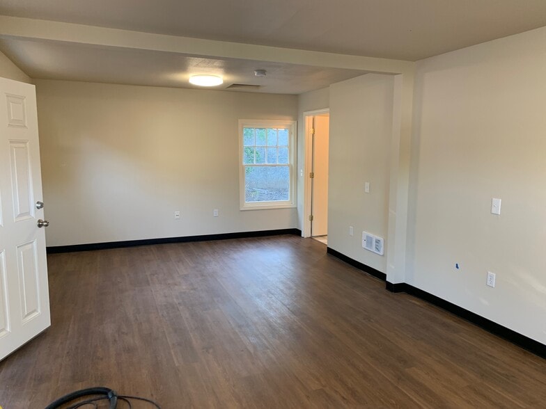 9760 SW Tigard St, Tigard, OR for lease - Building Photo - Image 3 of 9