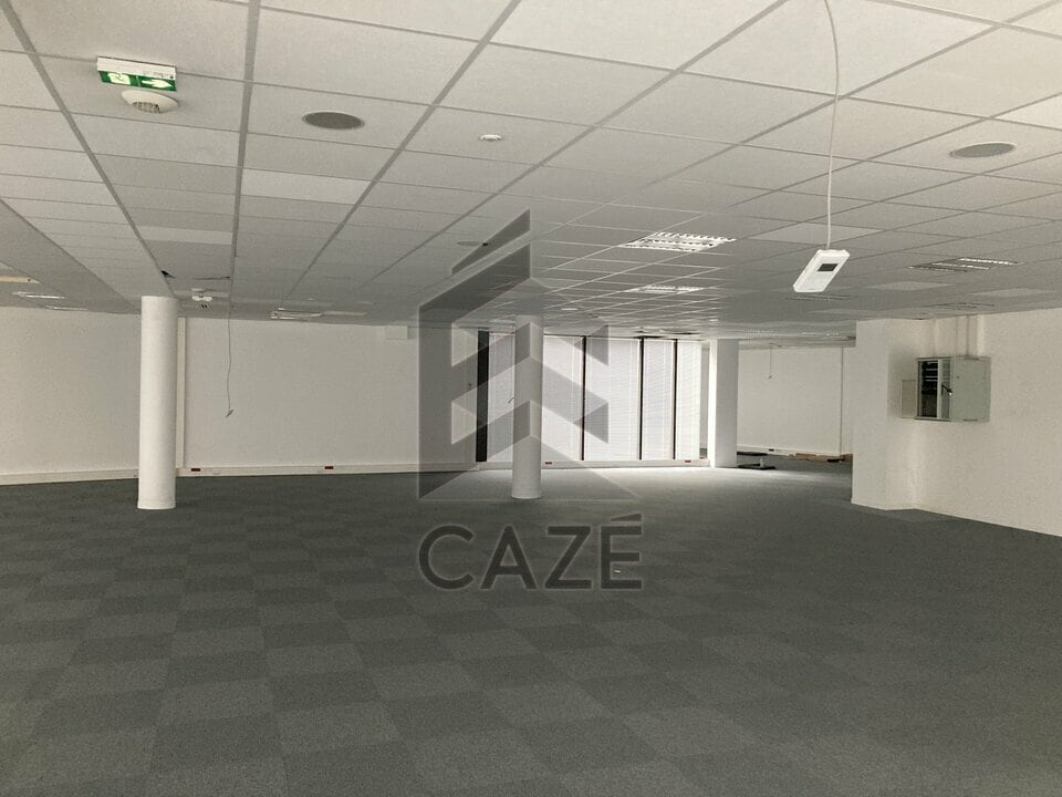 Office in Lormont for lease Interior Photo- Image 1 of 6