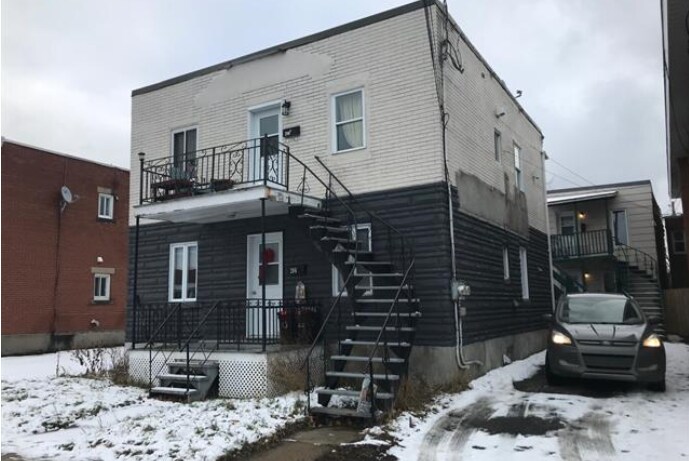 206 Rue Charron, Longueuil, QC for sale Primary Photo- Image 1 of 1