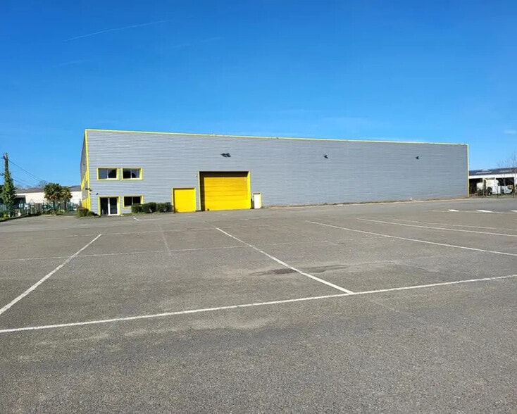 Industrial in Champagné for lease - Building Photo - Image 2 of 6