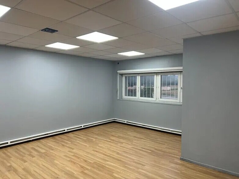 Flex in Estrablin for lease - Interior Photo - Image 2 of 9